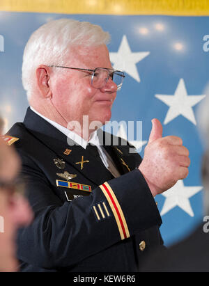 Le capitaine de l'armée américaine Gary M. Rose se félicite des applaudissements du président américain Donald J. Trump qui lui remet la Médaille d'honneur lors d'une cérémonie dans la salle East de la Maison Blanche à Washington, DC, le lundi 23 octobre 2017. Rose, un médaillé de combat des Forces spéciales pendant la guerre du Vietnam, a traité 16 de ses collègues Soldats lors de l'opération Tailwind, une mission de quatre jours dans le pays voisin du Laos. Crédit : Ron Sachs/CNP /MediaPunch Banque D'Images