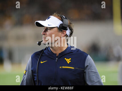 Waco, Texas, USA. 21 Oct, 2017. West Virginia Mountaineers DANA entraîneur-chef HOLGORSEN au cours de la NCAA Football match entre la Baylor Bears et West Virginia Mountaineers à McLane Stadium à Waco, Texas. Matthew Lynch/CSM/Alamy Live News Banque D'Images