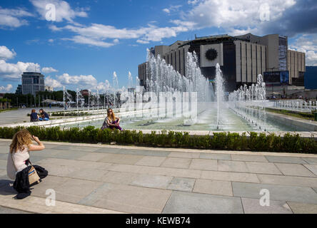 SOFIA, BULGARIE - MAI 27 : des femmes photographiées devant le Palais national de la culture, qui est le plus grand centre multifonctionnel de congrès, de conférences, de congrès et d'expositions en Europe du Sud-est à Sofia, Bulgarie, le 27 mai 2016. Banque D'Images