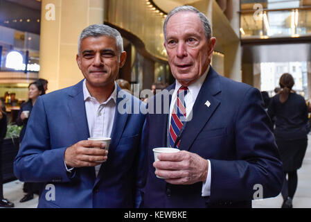 Londres, Royaume-Uni. 24 Oct, 2017. Michael Bloomberg et Sadiq Khan, Maire de Londres, à un photocall pour marquer le lancement de Bloomberg's nouveau siège européen dans la ville de Londres, conçu par des partenaires. Crédit : Stephen Chung/Alamy Live News Banque D'Images