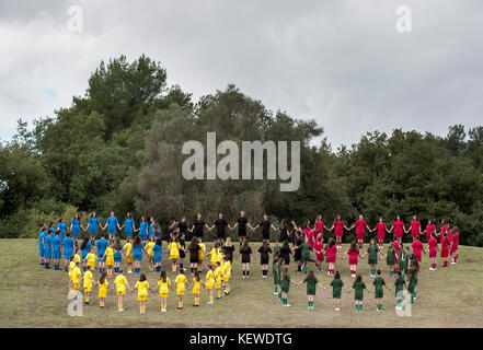 Olympia, Grèce. 24 octobre 2017. Des athlètes portant des couleurs différentes forment le symbole olympique lors d'une cérémonie d'allumage de la torche olympique à Olympie, Grèce, le 24 octobre 2017. La ville sud-coréenne de Pyeongchang accueille les Jeux olympiques d'hiver de 2018. Crédit : Angelos Tzortzinis/dpa/Alamy Live News Banque D'Images