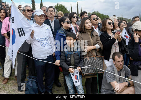 Olympia, Grèce. 24 octobre 2017. Spectateurs regardant la cérémonie au cours de laquelle la flamme olympique des Jeux d'hiver de 2018 - qui se dérouleront dans la ville sud-coréenne de Pyeongchang - a été allumée à Olympie, Grèce, le 24 octobre 2017. Crédit : Angelos Tzortzinis/dpa/Alamy Live News Banque D'Images