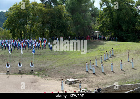 Olympia, Grèce. 24 octobre 2017. Actrices photographiées lors de la cérémonie au cours de laquelle la flamme olympique des Jeux d'hiver de 2018 - qui se dérouleront dans la ville sud-coréenne de Pyeongchang - a été allumée à Olympie, Grèce, le 24 octobre 2017. Crédit : Angelos Tzortzinis/dpa/Alamy Live News Banque D'Images