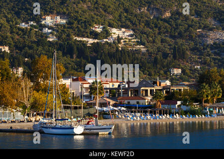 Bateaux dans le port de Nydri village sur l'île de Leucade en Grèce. Banque D'Images