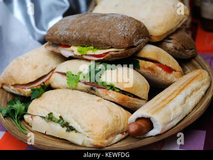 Sandwich panini italien populaire avec du jambon sur fond de bois Banque D'Images