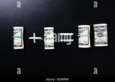 Close-up du concept d'économie d'argent sur tableau noir Banque D'Images