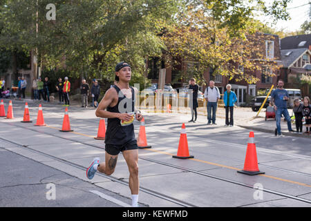 TORONTO, ON/CANADA - 22 OCT 2017 : Marco, coureur de marathon, franchit le point de retournement de 33 km au marathon riverain de Toronto de la Banque Scotia 2017. Banque D'Images