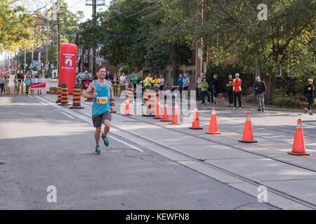TORONTO, ON/CANADA - 22 OCT 2017 : le coureur de marathon Kyle franchit le point de retournement de 33 km au marathon riverain de Toronto de la Banque Scotia 2017. Banque D'Images