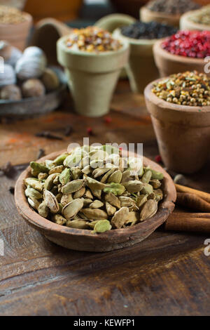 D'épices les plus chères au monde - cardamomes vertes avec des graines noires, utilisé comme ingrédient dans de nombreux plats et à usage médical close up Banque D'Images