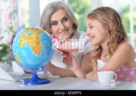 Grand-mère et sa petite-fille à faire leurs devoirs Banque D'Images