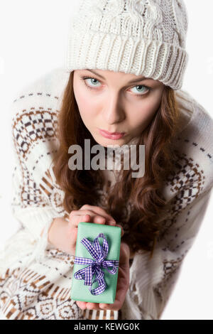 Sad girl déçu avec son petit cadeau de Noël, Noël parodie Banque D'Images