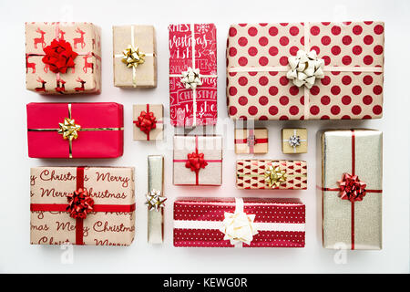 Collection de cadeaux de Noël disposés sur fond blanc, vue sur le dessus Banque D'Images