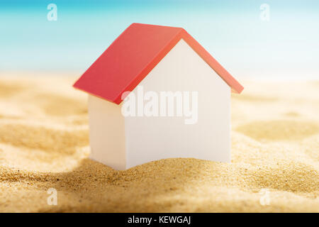 Close-up of a House Model On Sandy Beach Banque D'Images