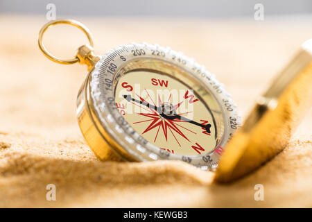 Close-up d'un compas de navigation sur la plage de sable Banque D'Images