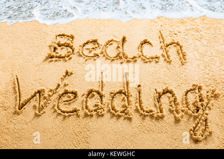 Portrait d'un mariage de plage Message écrit sur le sable Banque D'Images