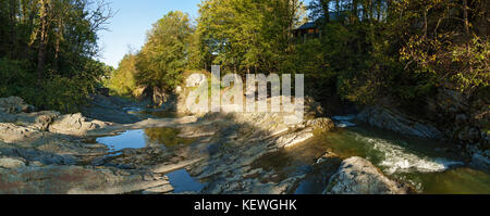 rivière de montagne dans la forêt d'automne. Banque D'Images