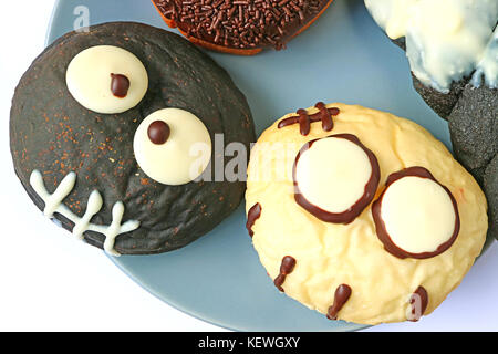 Fermé le noir et blanc en forme de monstres les beignets servis sur la plaque pour l'halloween Banque D'Images