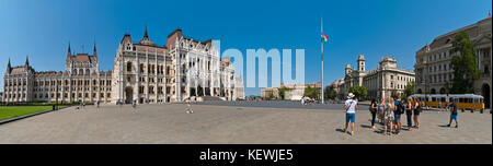 Vue panoramique horizontal de la Place Kossuth Lajos à Budapest. Banque D'Images
