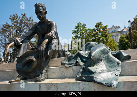 Vue horizontale de l'Atilla Jozsef statue à Budapest. Banque D'Images