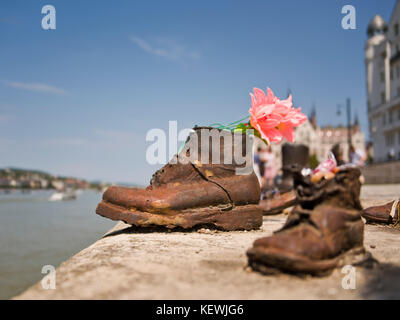 Vue horizontale de chaussures sur le Danube à Budapest memorial. Banque D'Images