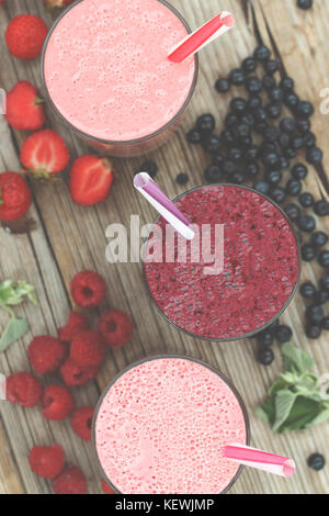 L'alimentation saine. appétissant smoothies et boissons detox à partir de baies mûres. framboises, fraises, bleuets Banque D'Images