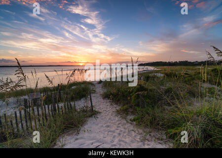 Magnifique coucher de soleil à travers les dunes de l'extrémité sud de Amelia Island, Floride Banque D'Images
