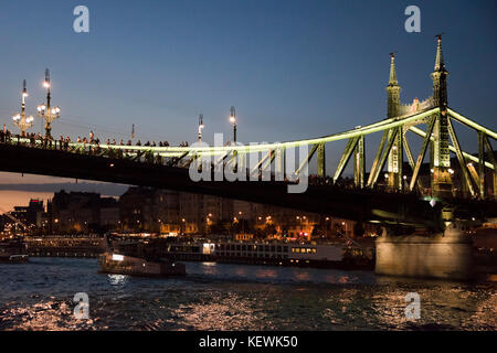Vue horizontale de personnes à faire la fête sur le pont de la liberté, à Budapest. Banque D'Images