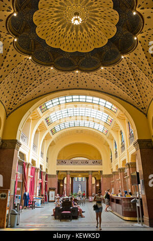 Vue verticale à l'intérieur de la montagne Gellért fürdő ou thermes Gellért à Budapest. Banque D'Images