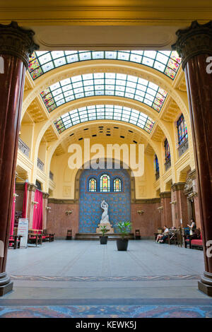 Vue verticale à l'intérieur de la montagne Gellért fürdő ou thermes Gellért à Budapest. Banque D'Images