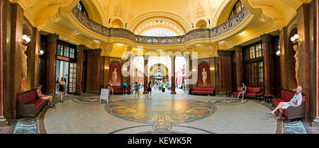 L'intérieur du panoramique horizontal ou thermes Gellért fürdő Gellért à Budapest. Banque D'Images