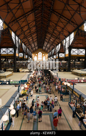 Vue aérienne verticale à l'intérieur de la Grande Halle à Budapest. Banque D'Images