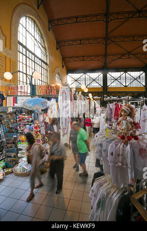 Vue verticale à l'intérieur de la Grande Halle à Budapest. Banque D'Images