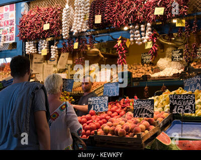 Vue horizontale de gens qui achètent des produits d'épicerie à un étal de fruits et légumes à Budapest. Banque D'Images