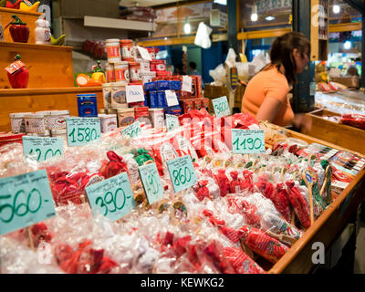 Vue horizontale de paquets de paprika à vendre à Budapest. Banque D'Images