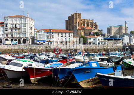 Station balnéaire de Castro Urdiales dans le Nord de l'Espagne avec 13e siècle Eglise de Santa Maria et El Faro de Castro phare Banque D'Images