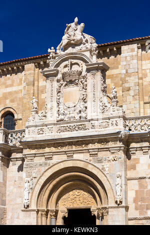 La basilique de San Isidoro sur le Chemin de Saint Jacques chemin Camino de Santiago de León, Castille et Leon, Espagne Banque D'Images