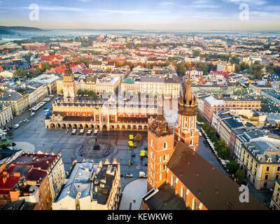 Belle vue aérienne de la place du marché historique au lever du soleil, Cracovie, Pologne Banque D'Images