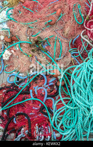 Close up d'un enchevêtrement dense de filets de pêche et des cordes dans un port méditerranéen Banque D'Images