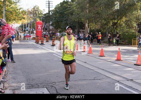 TORONTO, ON/CANADA - 22 OCT 2017 : Jeff, coureur de marathon, franchit le point de retournement de 33 km au marathon riverain de Toronto de la Banque Scotia 2017. Banque D'Images