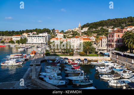 Pompage des bateaux d'excursion au coeur de la ville de Hvar dans l'automne de 2017 - capturée à partir d'un point de vue élevé au St Stephens Square. Banque D'Images