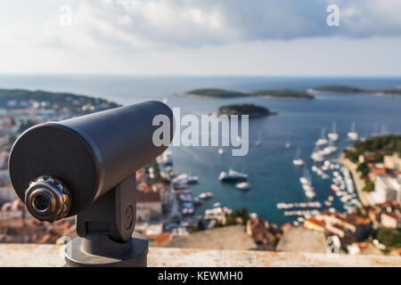 Un télescope sur la colline connue sous le nom de forteresse vénitienne points fortica vers hvar vieille ville et les jolies îles pakleni dans la distance. Banque D'Images