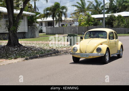 Volkswagen Beetle jaune pâle dans une rue de banlieue, Townsville, Queensland, Australie Banque D'Images