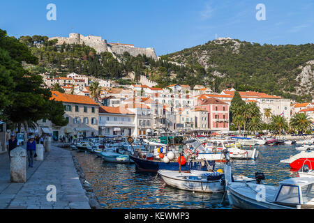 Jusqu'à la pente douce d'une colline ombragée vers le château médiéval vu du port dans la ville de Hvar. Banque D'Images