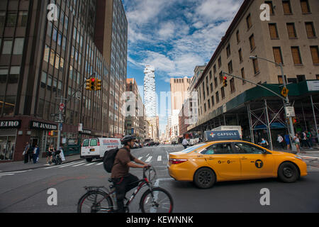 Le gratte-ciel condo à 56 leonard street plane sur des bâtiments plus anciens à Tribeca, à New York, le mardi 10 octobre 2017. conçu par Herzog & de Meuron le condo est 820 pieds de haut avec 145 appartements. (© richard b. levine) Banque D'Images