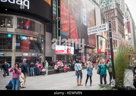 L'écran vidéo de la bourse NASDAQ à New York affiche un bienvenue pour le match-maker rovio entertainment le Jeudi, Octobre 12, 2017 après leur récente ipo sur l'échange d'Helsinki. l'auteur de l'empire d'oiseaux en colère ont déclaré en 2016 pour être leur meilleure année après des difficultés financières au cours des dernières années. (© richard b. levine) Banque D'Images