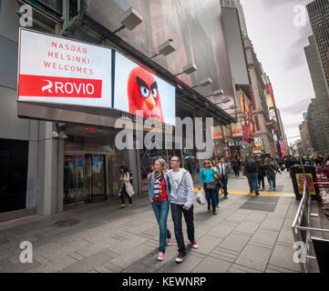 L'écran vidéo de la bourse NASDAQ à New York affiche un bienvenue pour le match-maker rovio entertainment le Jeudi, Octobre 12, 2017 après leur récente ipo sur l'échange d'Helsinki. l'auteur de l'empire d'oiseaux en colère ont déclaré en 2016 pour être leur meilleure année après des difficultés financières au cours des dernières années. (© richard b. levine) Banque D'Images