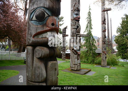 Du traditionnel totems indigènes sur l'affichage sur le terrain du Royal BC Museum, Victoria, Colombie-Britannique, Canada. Banque D'Images