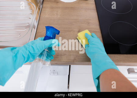 Portrait de femme de personne avec éponge et spray bottle Banque D'Images