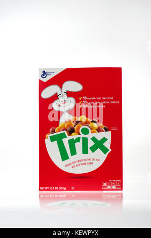 Boîte non ouverte de General Mills Céréales Trix 2017 sans arôme artificiel, sans sirop de maïs de haut fructose, pas de couleurs provenant de sources artificielles sur blanc Banque D'Images