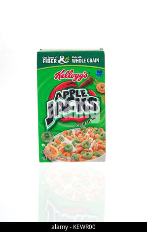 Boîte non ouverte de Kelloggs céréales petit déjeuner Jacks Apple sur fond blanc, cut out USA Banque D'Images